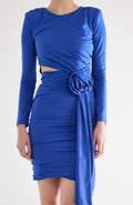 Robe courte moulante fourreau drapée bleu roi a manches longues cut-out et fleur relief ceinture⁠