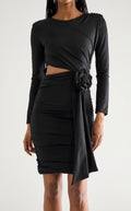Robe courte noire fourreau ajustee manches longues avec decoupe taille et fleur en relief⁠