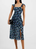 Robe mi-longue midi fleurie bleue et noire a bretelles volantées et fente latérale⁠