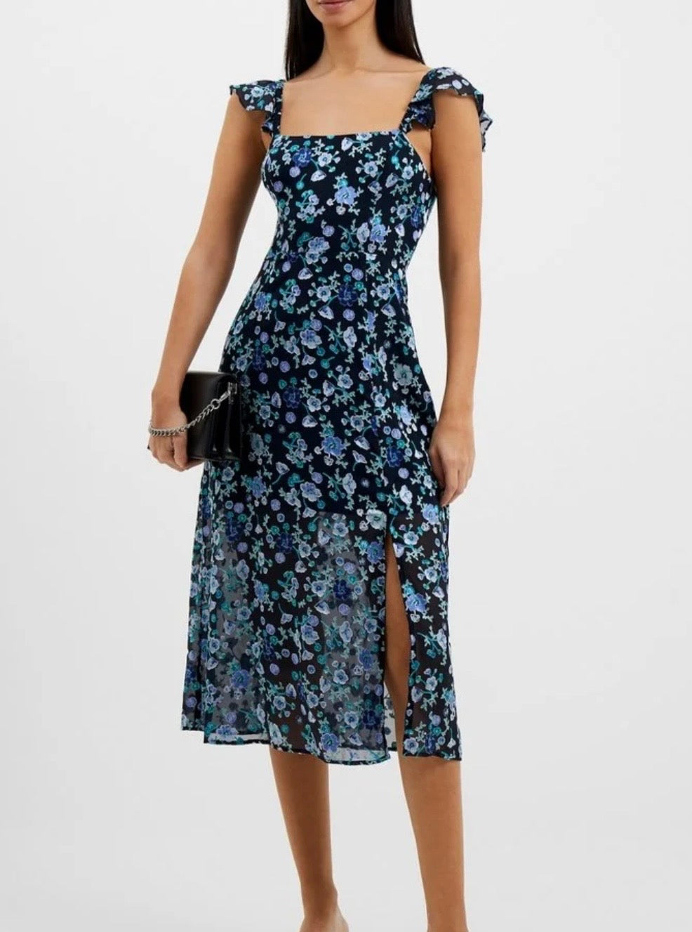 Robe mi-longue midi fleurie bleue et noire a bretelles volantées et fente latérale⁠
